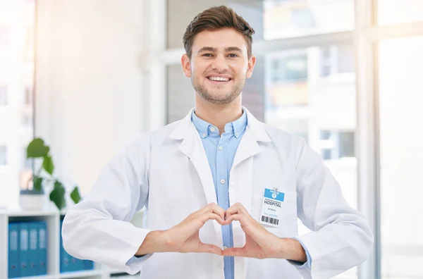 Händerna Hjärtat Läkare Och Porträtt Människan Sjukhus Med Tecken Välbefinnande — Stockfoto