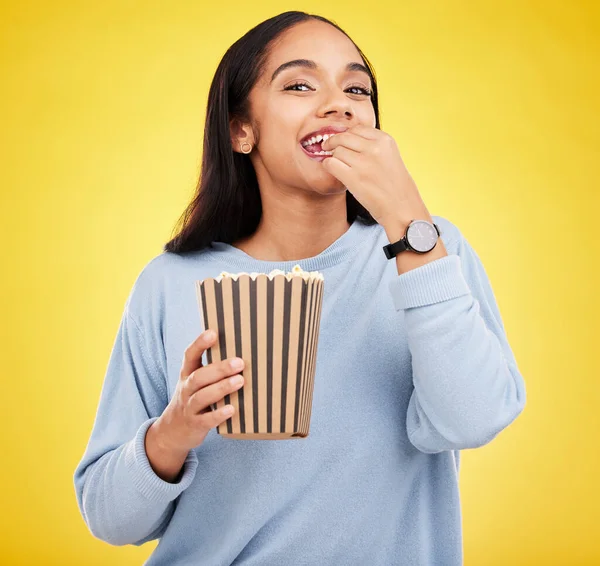 快乐的女人正在吃爆米花 看电视和肖像画 带着黄色背景的电影小吃盒 流媒体服务 玉米食品 笑容满面的女性和电影院 — 图库照片
