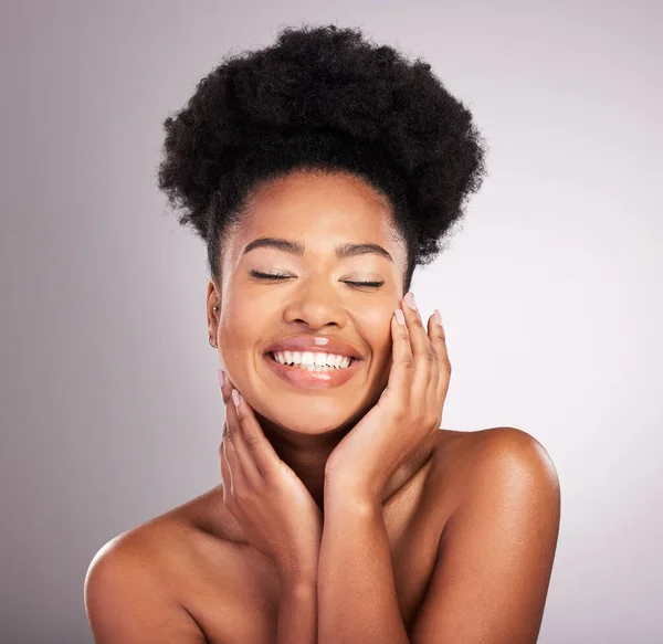快乐的黑人女性 面带微笑 对白色背景和化妆品充满信心 皮肤科和自然妆容 非洲健康皮肤和护理工作室模式 — 图库照片
