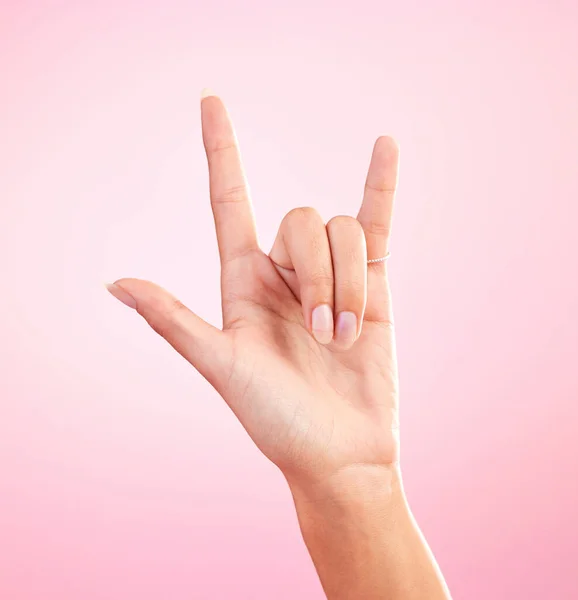 Kezek Közelkép Stúdióban Rock Roll Jel Gesztus Vagy Szimbólum Rózsaszín — Stock Fotó