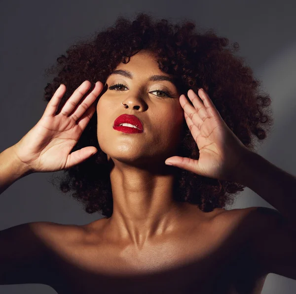 Zwarte Vrouw Rode Lippenstift Schijnwerper Met Schoonheid Make Portret Handen — Stockfoto