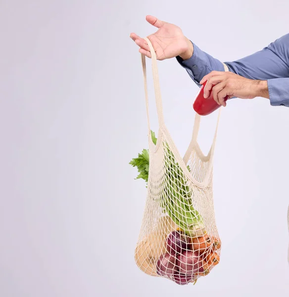 Hand Einkauf Und Tasche Für Gemüse Nahaufnahme Studio Nach Hintergrund — Stockfoto