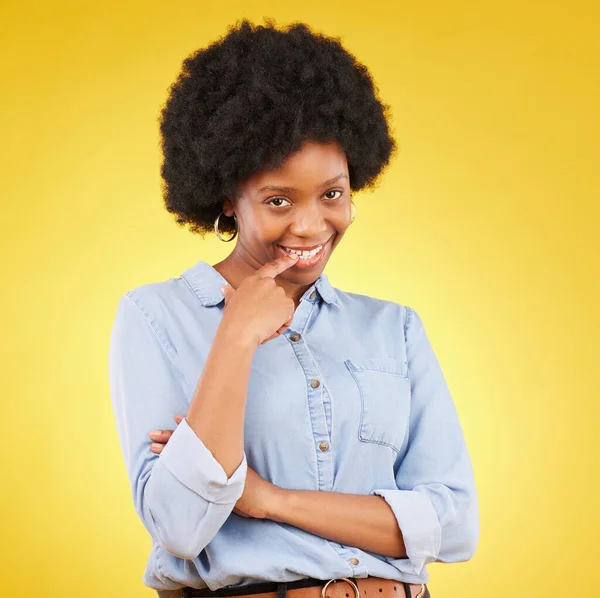 Gelukkig Flirtend Portret Van Een Zwarte Vrouw Een Studio Met — Stockfoto