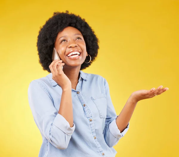 黑人妇女或手势模仿空间 做广告模仿或促销 快乐或健谈的人笑着在黄色背景下放置产品的交易 — 图库照片