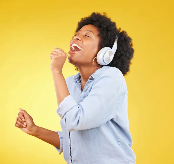 Mujer Negra Cantando Con Auriculares Libertad Música Felicidad Con Micrófono — Foto de Stock