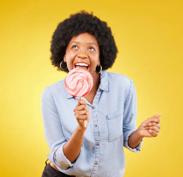 Comer Dulces Piruletas Con Mujer Negra Estudio Para Colorido Alegre —  Fotos de Stock