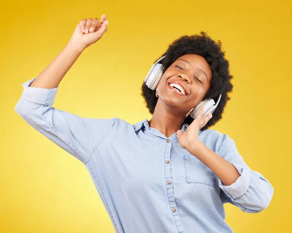 Mujer Negra Bailando Con Auriculares Libertad Música Felicidad Sobre Fondo — Foto de Stock