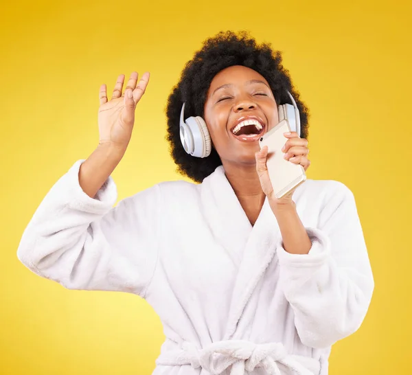 Mujer Negra Auriculares Musicales Canto Con Teléfono Estudio Aislado Sobre — Foto de Stock