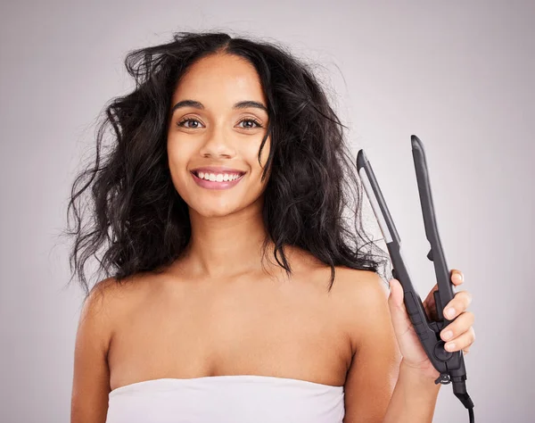 Portrait Happy Woman Hair Straightener Beauty Studio Transformation Smile Background — Stok Foto