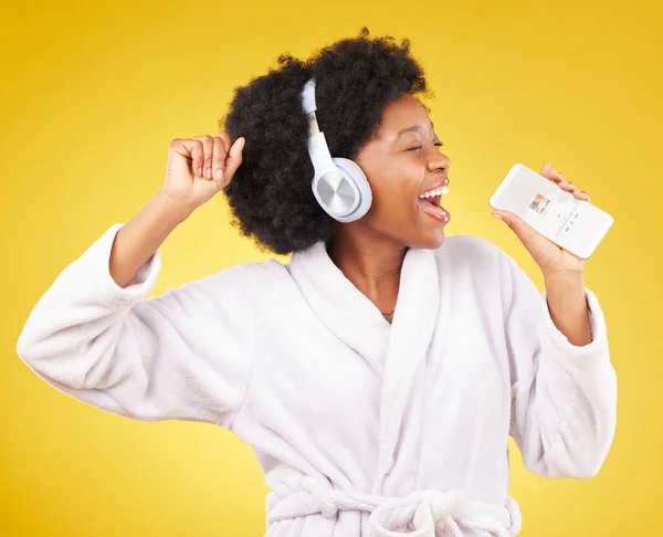 Mujer Negra Canto Felicidad Albornoz Con Teléfono Estudio Aislado Sobre — Foto de Stock