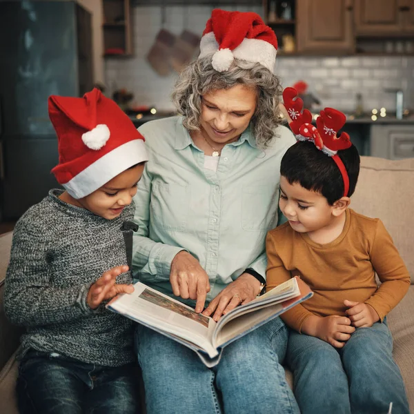 Karácsony Könyvek Vagy Olvasás Nagymama Gyerekek Nézi Fényképeket Ünnepi Szezonban — Stock Fotó