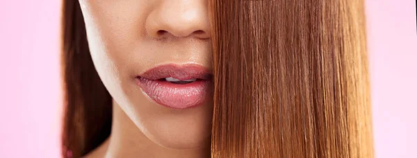 サロン広告のためのピンクの背景を持つスタジオで隔離された黒の女性の美しさ 髪と口 贅沢なスパの成長製品プロモーションのモデルのヘアケア ストレートヘアスタイルとブラジルのヘアスタイル — ストック写真