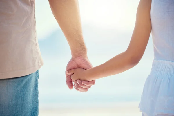 夏の間 父と娘の屋外で一緒にビーチで手 または子供を保持します 日中の絆のために外に立っている男と女の子供との子供 愛または信頼 — ストック写真