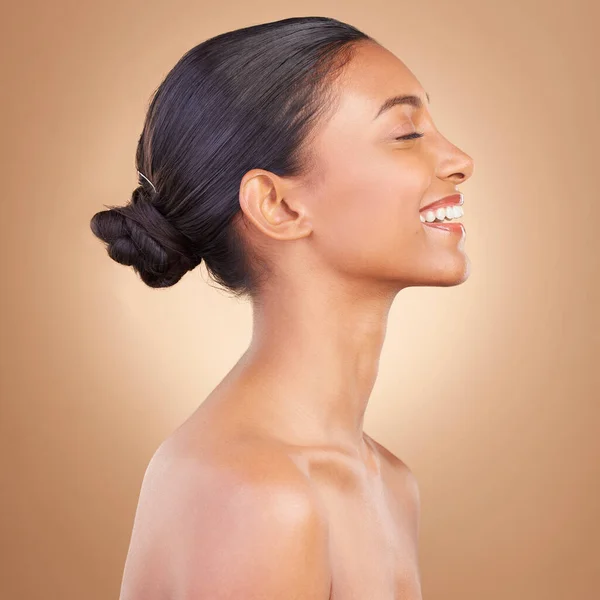 Gezicht Schoonheid Profiel Van Indiase Vrouw Met Glimlach Voor Wellness — Stockfoto
