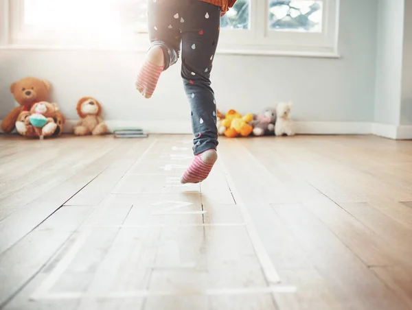 Hopscotch Šťastný Nohy Dítěte Hrají Doma Zábavou Užívají Hry Zábavu — Stock fotografie