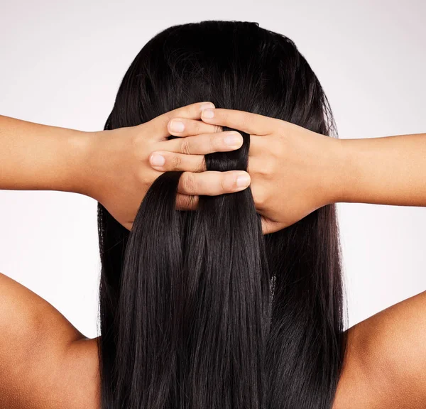 Piękno Pielęgnacja Włosów Kobiece Ręce Zdrowym Wellness Opieki Zdrowotnej Fryzury — Zdjęcie stockowe