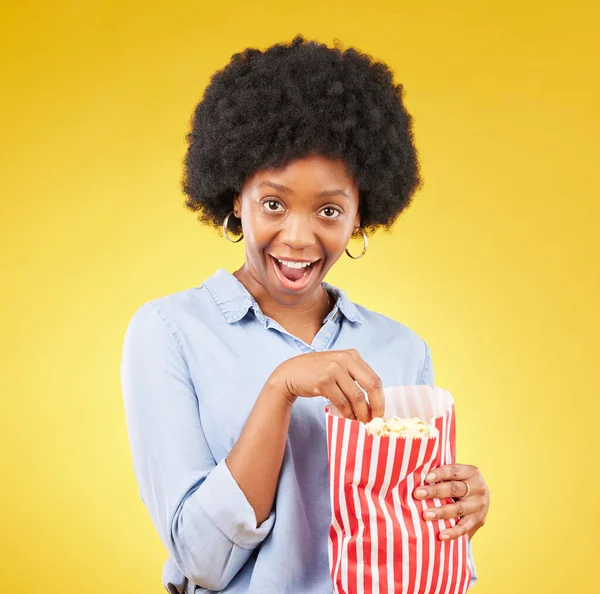 哇和爆米花与黑人妇女在工作室电影 流媒体服务和电影 喜剧和戏剧与女性和零食隔离在黄色背景食物 电视和电影 — 图库照片