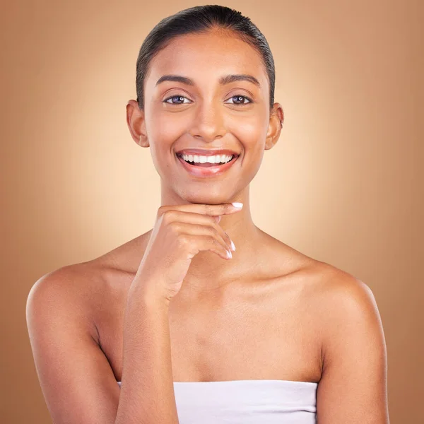 Hinduska Kobieta Pielęgnacja Skóry Studio Portret Uśmiechem Wellness Zabiegi Spa — Zdjęcie stockowe