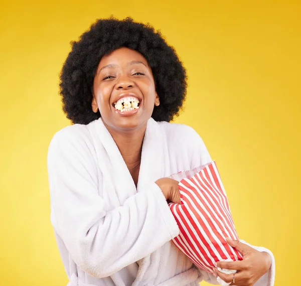 Смішне Обличчя Портрет Чорна Жінка Їдять Попкорн Студії Ізольовані Жовтому — стокове фото