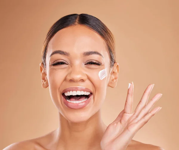 Γέλιο Skincare Πορτρέτο Ευτυχισμένη Γυναίκα Προϊόν Κρέμας Για Την Ομορφιά — Φωτογραφία Αρχείου