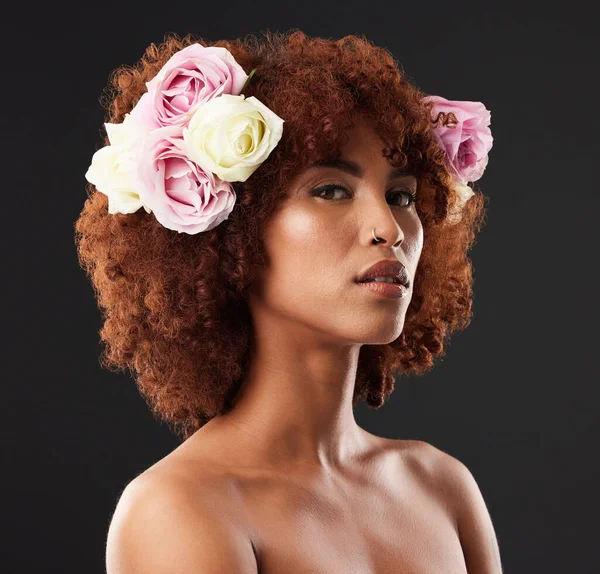 皮肤护理和花卉与模特在工作室的黑暗背景下自然美 一个戴着花冠或花环的年轻漂亮女子的健康 奢华和形象 — 图库照片