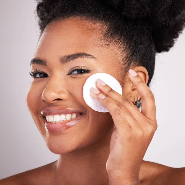 Black Woman Cotton Skincare Studio Smile Headshot Cleaning Makeup Removal — Stock Photo, Image