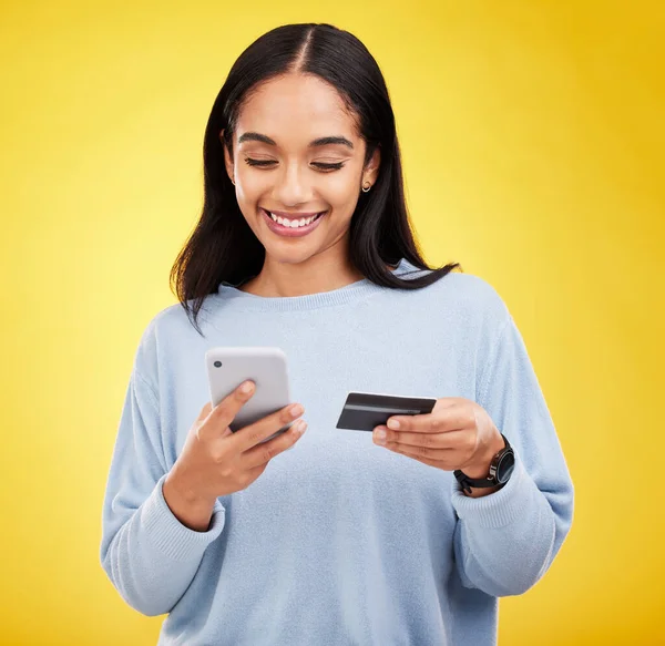 Akıllı Telefonu Olan Kredi Kartı Olan Gülümseyen Internet Üzerinden Alışveriş — Stok fotoğraf