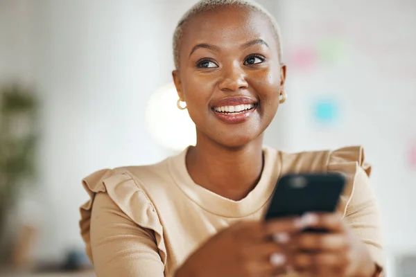 Zwarte Vrouw Kantoor Telefoon Voor Sms Met Denken Glimlachen Sociaal — Stockfoto