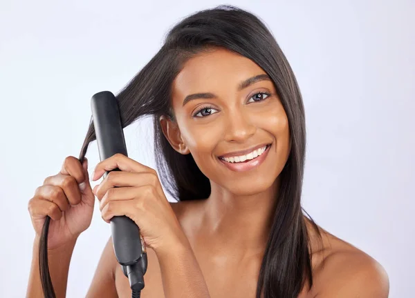 Belleza Salud Mujer Con Plancha Pelo Estudio Para Peinado Liso — Foto de Stock
