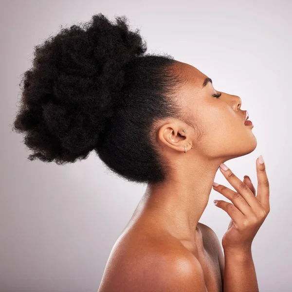 스킨케어 Skincare 화장품을 배경에 여성의 프로필이다 피부과 관리와 스튜디오에 아프리카 — 스톡 사진