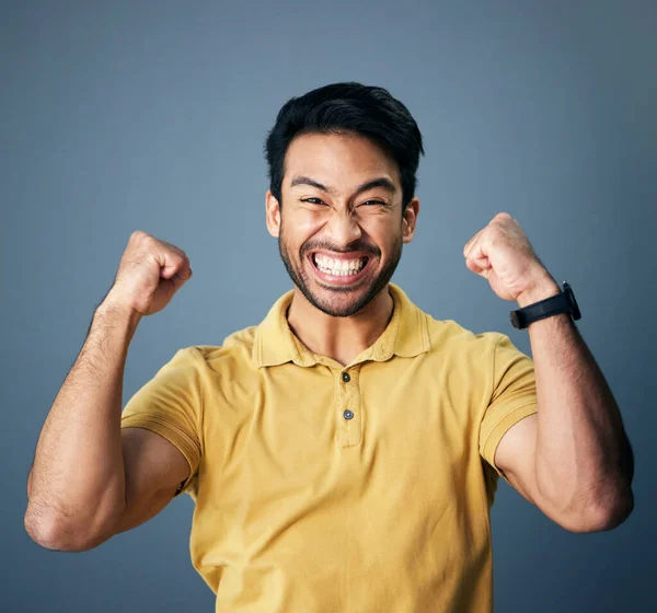 Indiase Man Opgewonden Viering Studio Portret Voor Het Winnen Van — Stockfoto