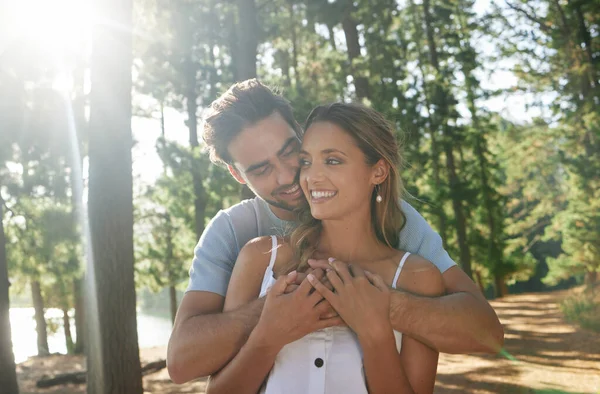 Kram Glad Och Ett Kärleksfullt Par Naturen För Romantik Dejt — Stockfoto