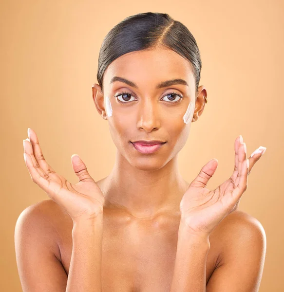 Face Portrait Skincare Woman Cream Studio Isolated Brown Background Dermatology — Stock Photo, Image