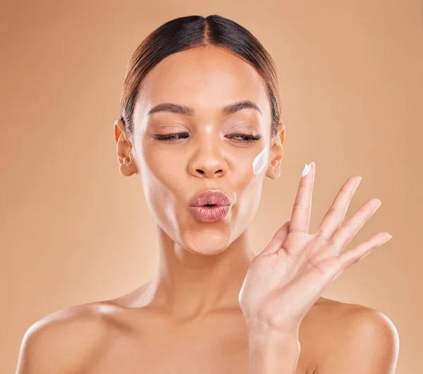 Schoonheid Gezichtscrème Een Vrouw Studio Voor Huidverzorging Met Dermatologie Cosmetica — Stockfoto