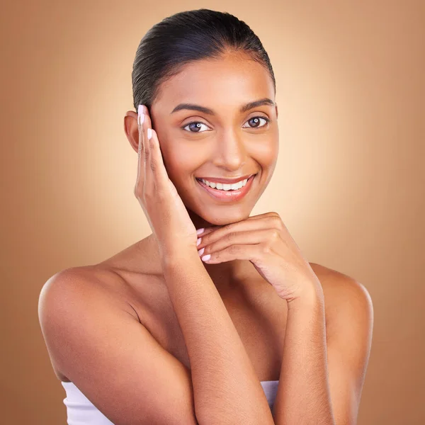Szépség Bőrápolás Érintse Meg Indiai Portréját Stúdióban Boldog Spa Arc — Stock Fotó