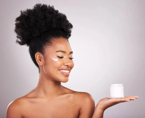 Zwarte Vrouw Vochtinbrengende Crème Glimlach Voor Huidverzorging Schoonheid Cosmetica Tegen — Stockfoto