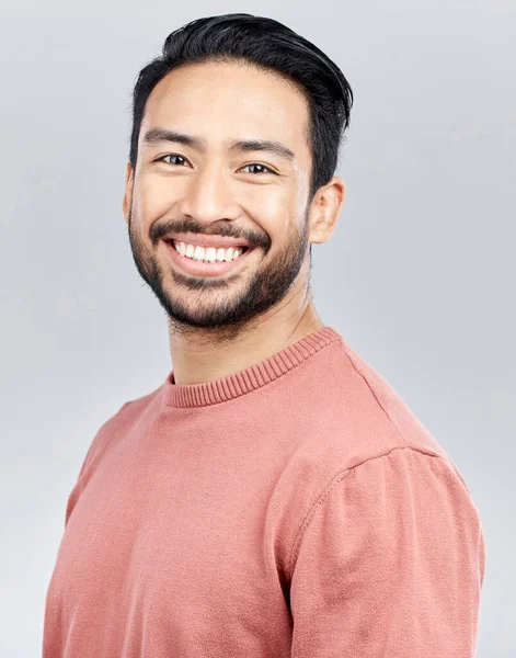Retrato Sonrisa Feliz Hombre Asiático Estudio Aislado Sobre Fondo Gris — Foto de Stock
