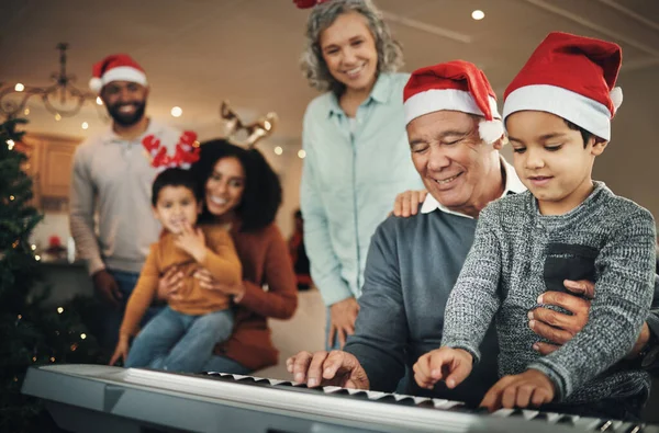 Piano Natal Homem Idoso Com Neto Uma Sala Estar Feliz — Fotografia de Stock