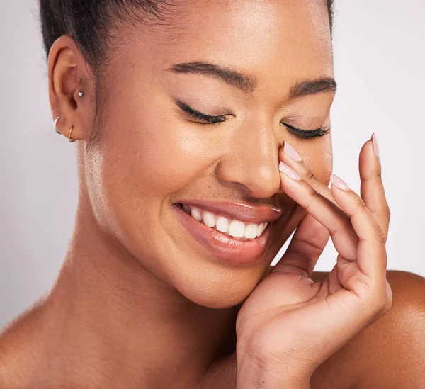 Skincare Sorridere Zoomare Sul Viso Della Donna Nera Con Felicità — Foto Stock