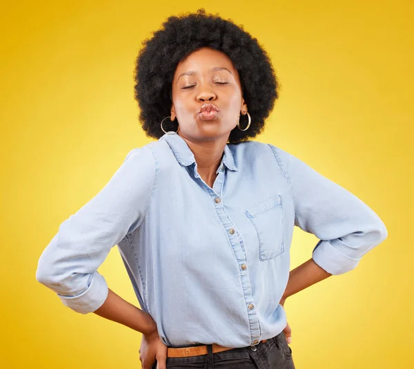 Flirty Attitude Een Zwarte Vrouw Met Een Kus Voor Liefde — Stockfoto