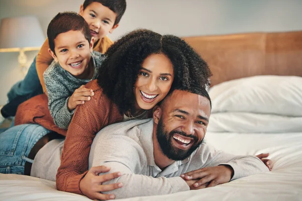 Rindo Família Retrato Sorriem Cama Quarto Vínculo Cuidado Casa Amor — Fotografia de Stock