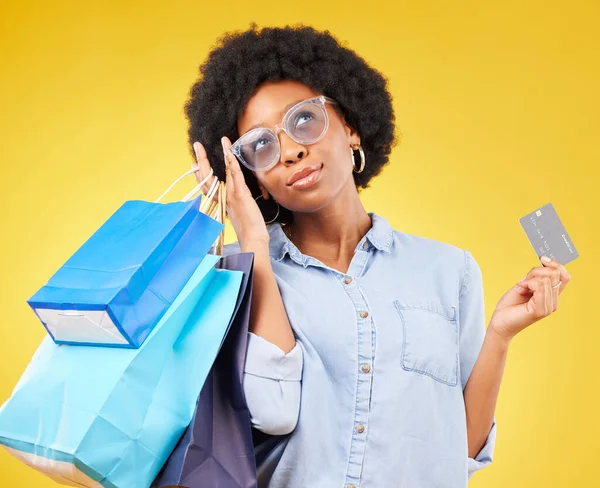 Shopping Väska Detaljhandeln Tänkande Eller Svart Kvinna Med Kreditkort För — Stockfoto