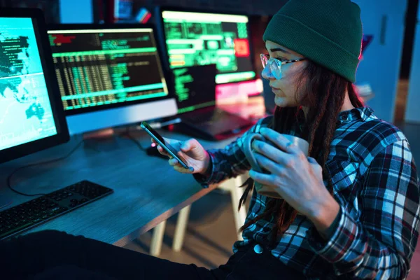 Mobilny Cyberbezpieczeństwo Lub Dziewczyna Ekranie Komputera Ciemnym Pokoju Nocy Kodowania — Zdjęcie stockowe