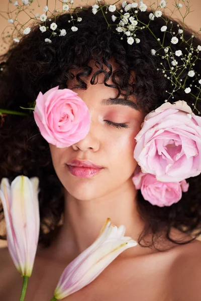 Krása Květiny Tvář Ženy Relaxovat Make Kosmetika Péče Vlasy Pro — Stock fotografie