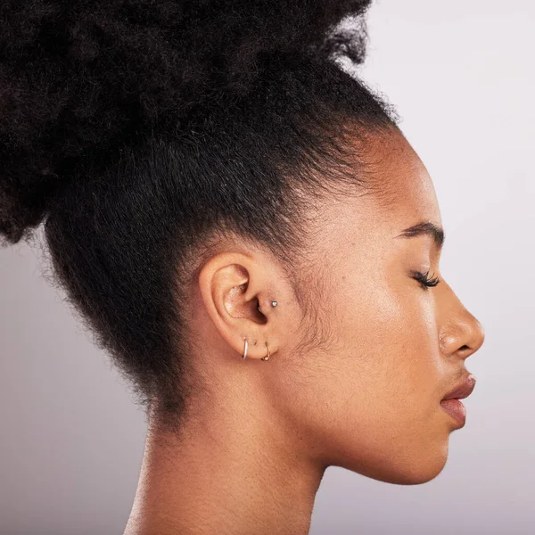Skincare Beleza Perfil Mulher Negra Com Confiança Fundo Branco Produtos — Fotografia de Stock