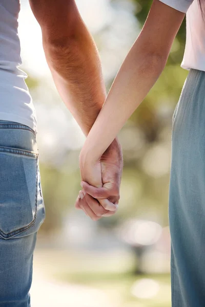 Para Trzymająca Się Ręce Parku Miłości Randki Lub Małżeństwa Razem — Zdjęcie stockowe