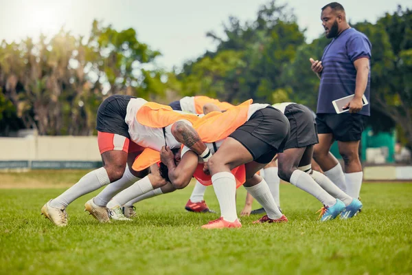 Rugby Scrum Entrenamiento Hombres Con Entrenador Campo Hierba Listo Para —  Fotos de Stock
