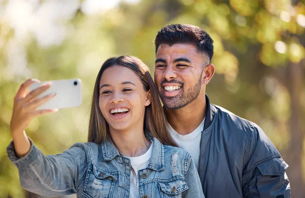 Pár Venkovní Selfie Úsměvem Lásku Péči Štěstí Spolu Létě Mladý — Stock fotografie