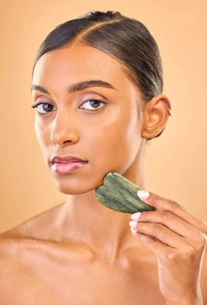 Retrato Facial Cuidados Com Pele Mulher Com Gua Sha Estúdio — Fotografia de Stock