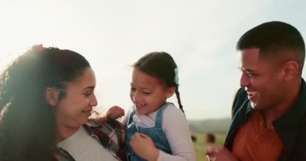 Çocuklar Sevgi Mutluluk Bir Aile Çiftliğinde Bir Kızla Anne Babayla — Stok video